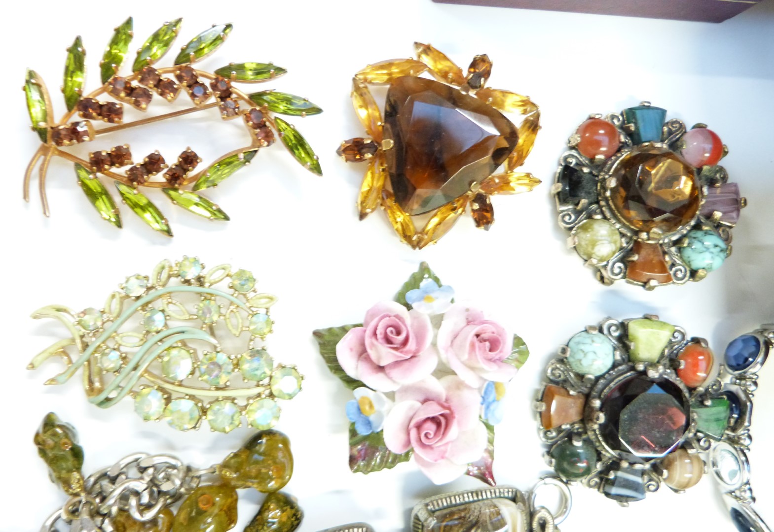 A collection of costume jewellery including diamanté necklace, vintage brooches, cufflinks, coins, - Image 3 of 7