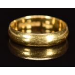 An 18ct gold wedding band / ring, 'Lucky' impressed to inside of band, 3.7g, size O/P