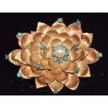 An 18k gold brooch set with a pearl and turquoise, 9.4g, 4.2cm