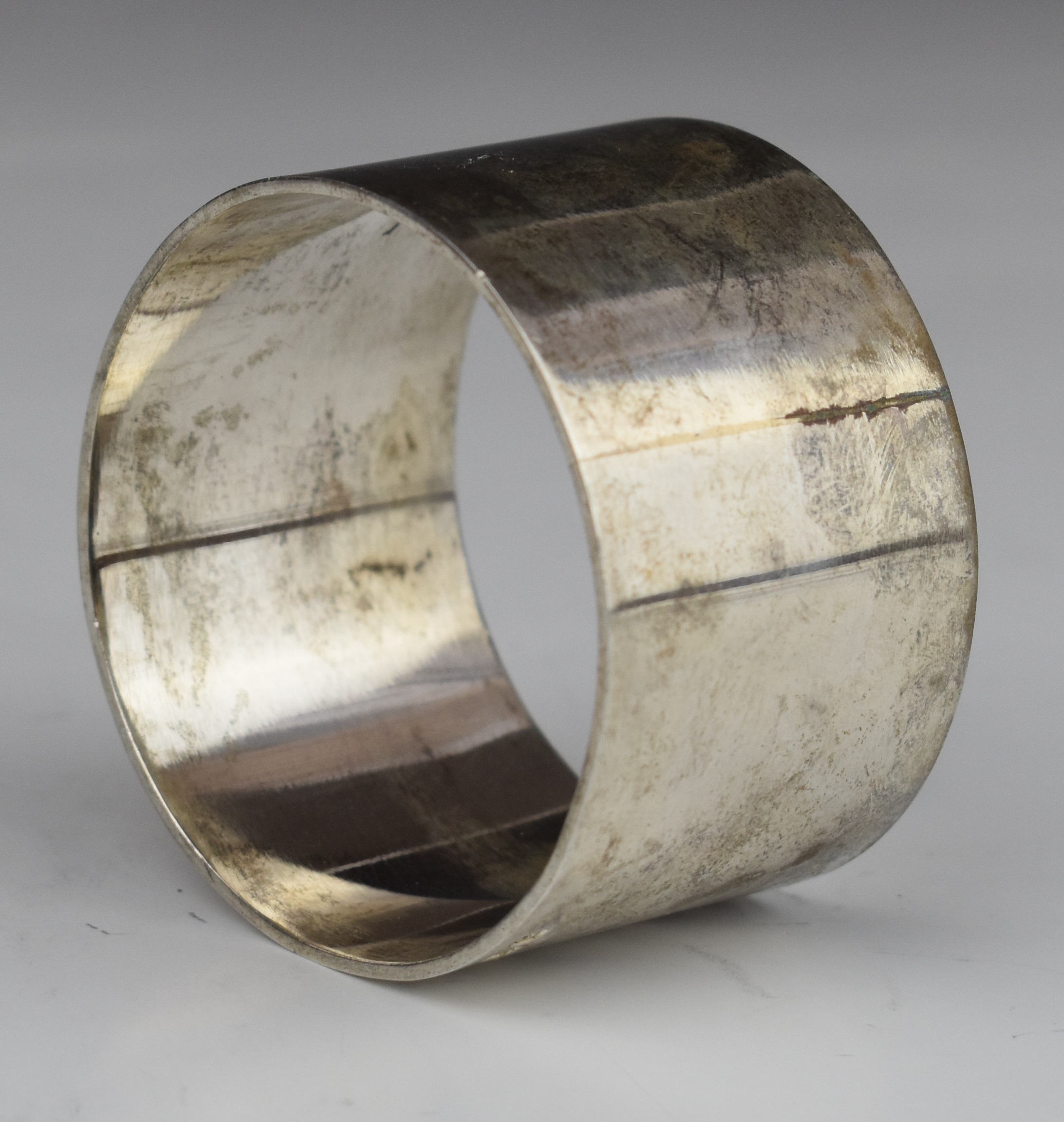 George Norman Turner Arts & Crafts style handmade hallmarked silver napkin ring, London 1985, weight - Image 2 of 3