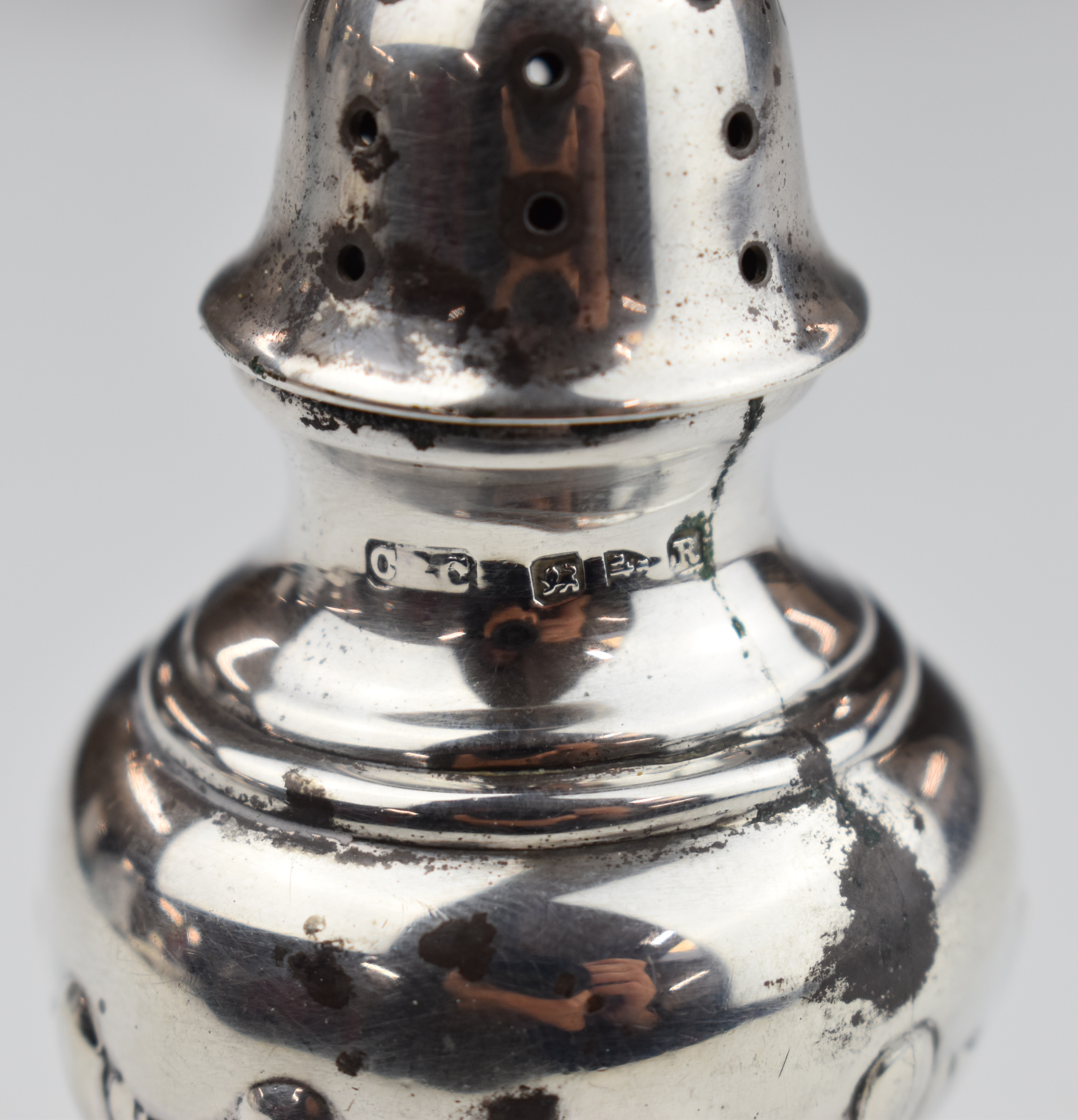Victorian pair of hallmarked silver peppers, Chester 1900, maker Cohen & Charles, height 10cm, - Image 6 of 6