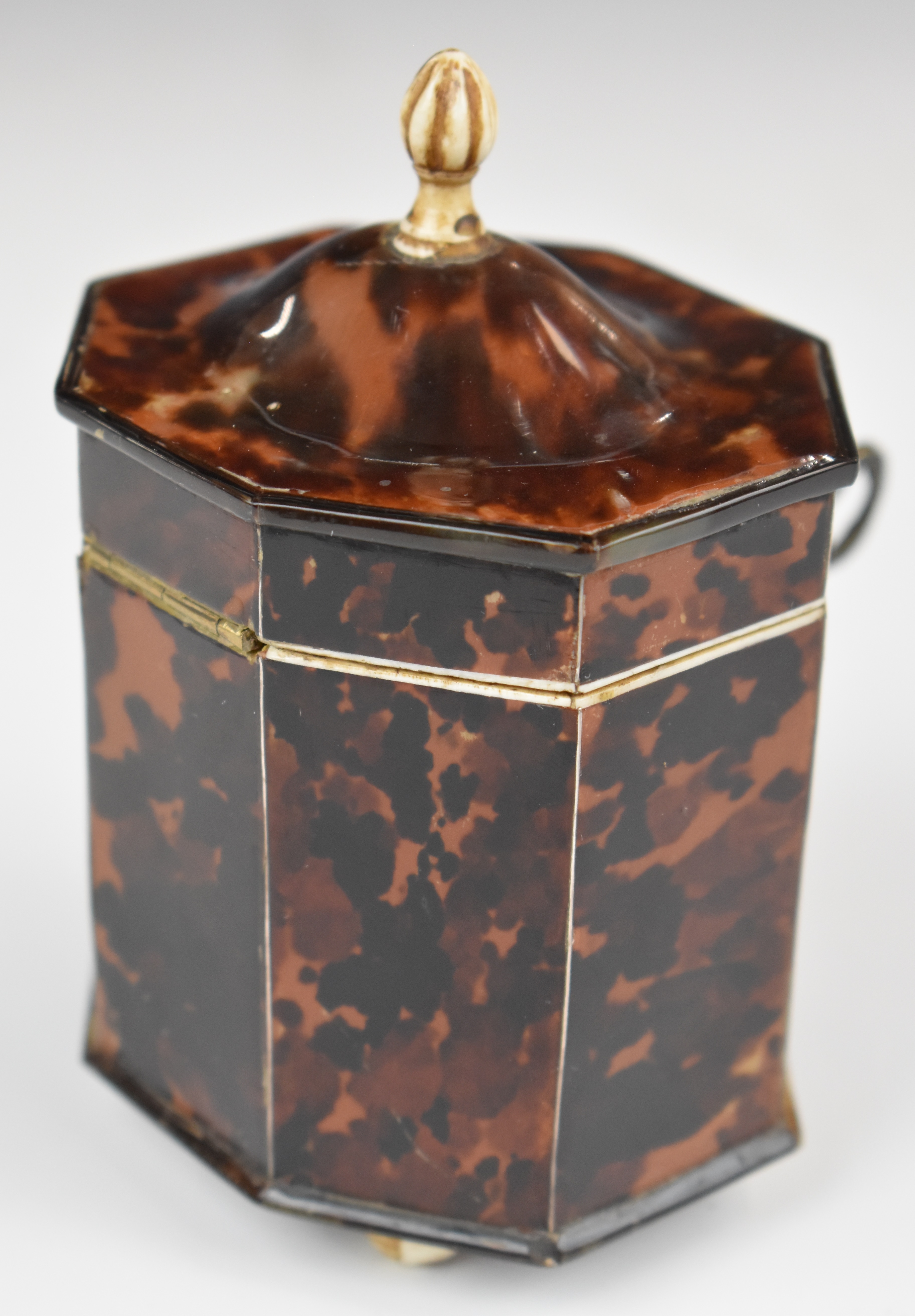 Octagonal tortoiseshell style tea caddy raised on four ball feet, height 12cm - Image 3 of 6