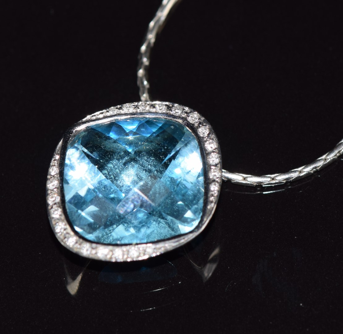 An 18ct white gold pendant set with a blue topaz and diamonds, on 18ct white gold chain, 15.1g - Image 2 of 5