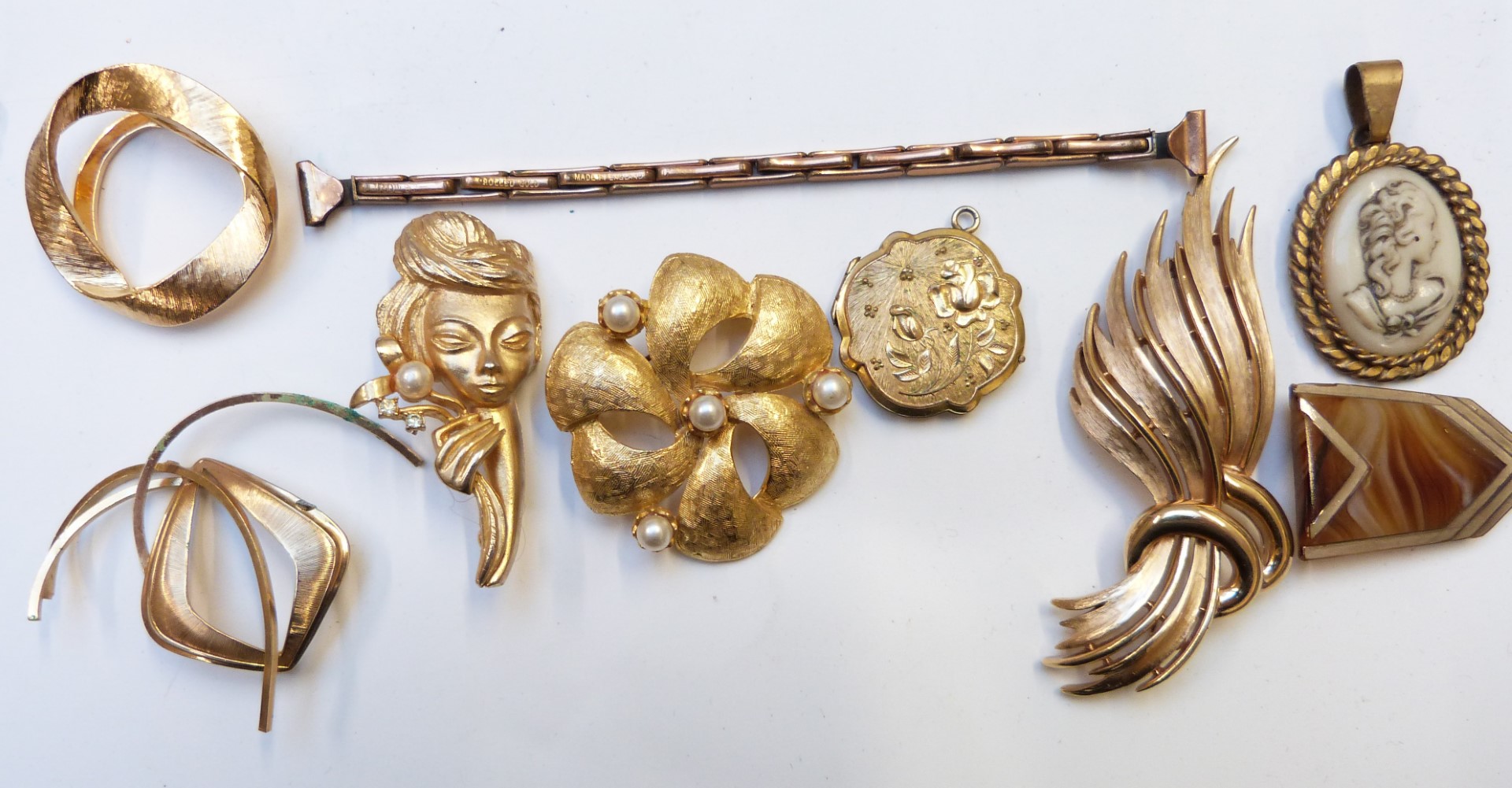 A collection of jewellery including vintage brooches, Hollywood clip, Corocraft brooch, Trifari - Image 2 of 10