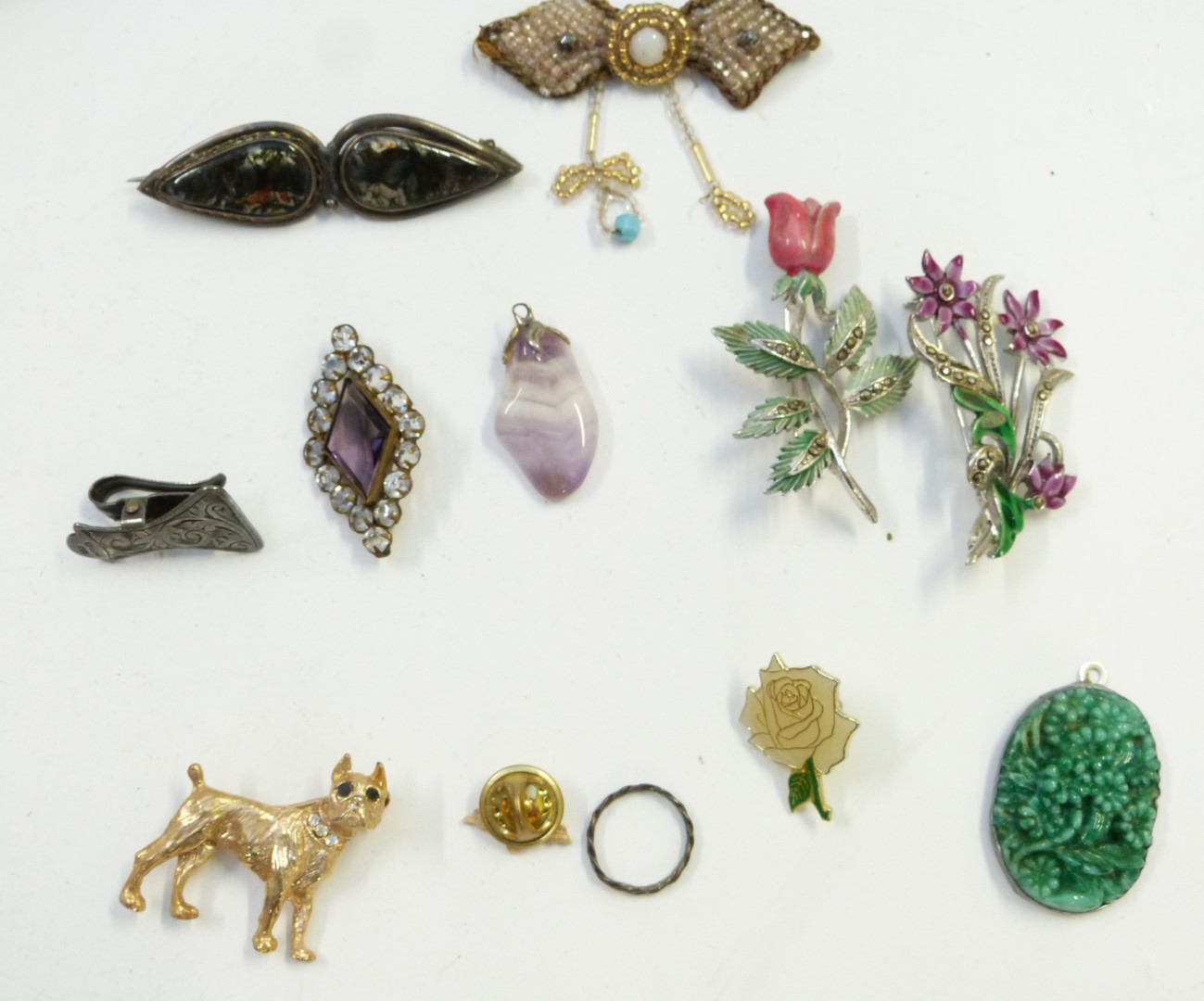 A collection of jewellery including lacquer brooch, micro mosaic brooches, moss agate brooch, silver - Image 6 of 7