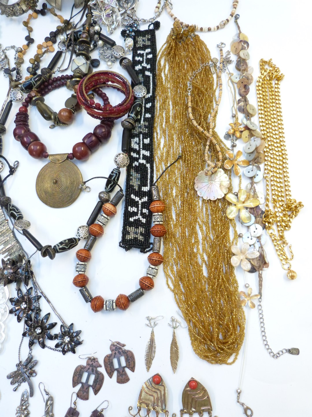 A collection of costume jewellery including necklaces, earrings, bangles, etc - Image 5 of 9