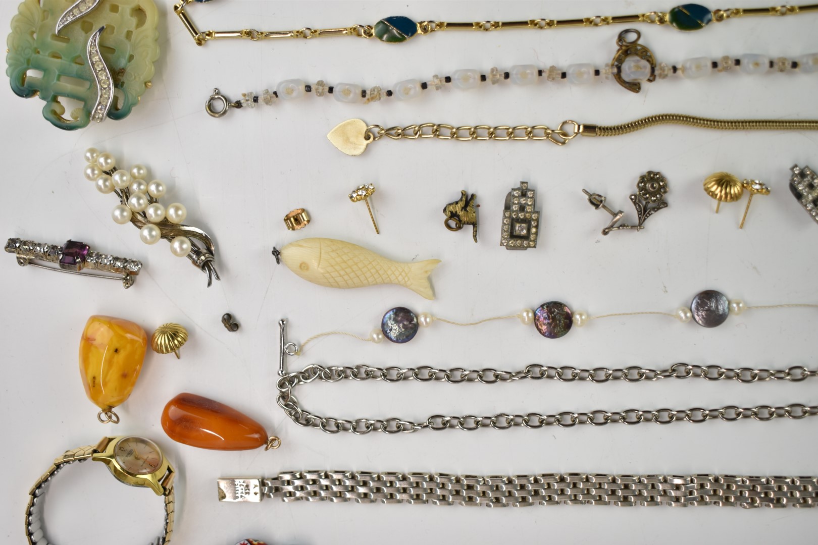 A collection of jewellery including silver fish pendant, Trifari necklace, Kenneth Lane brooch, - Image 4 of 10