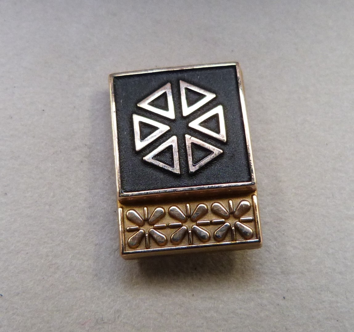 Two 10k gold studs and a 10k gold pendant, 5.7g - Image 4 of 4