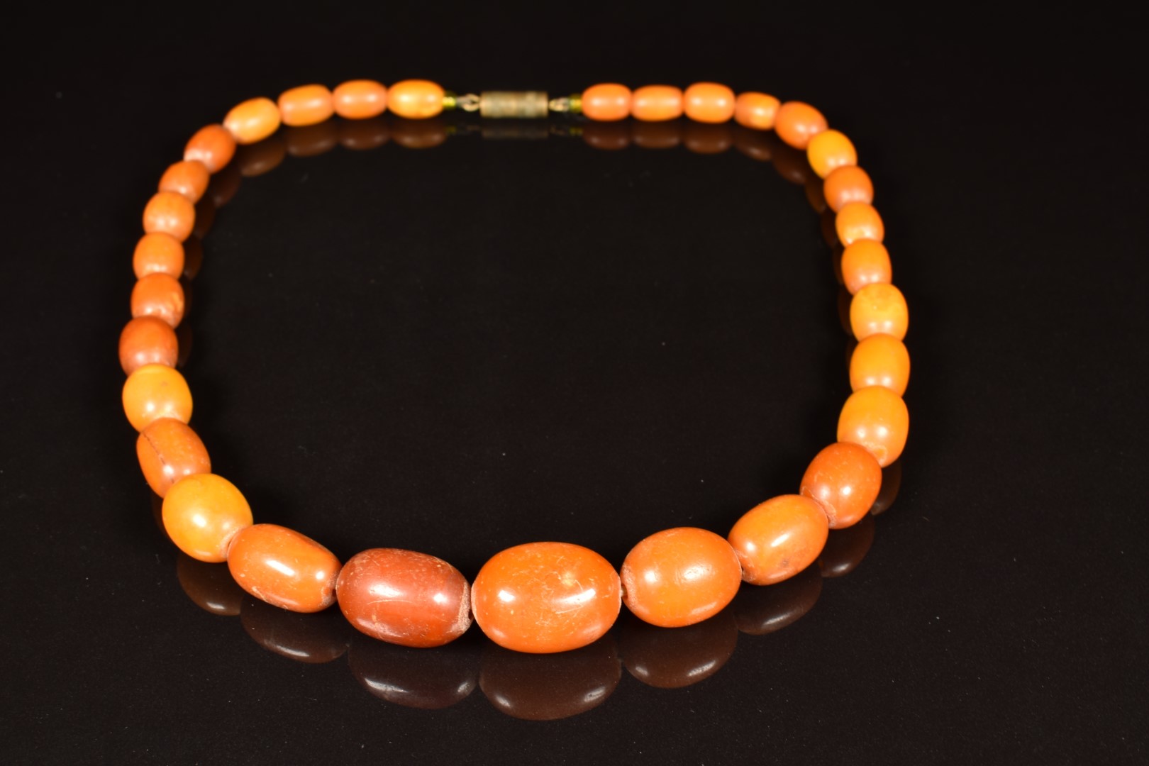 Baltic amber necklace made up of 31 oval beads, the largest bead 14 x 19mm, 21.9g