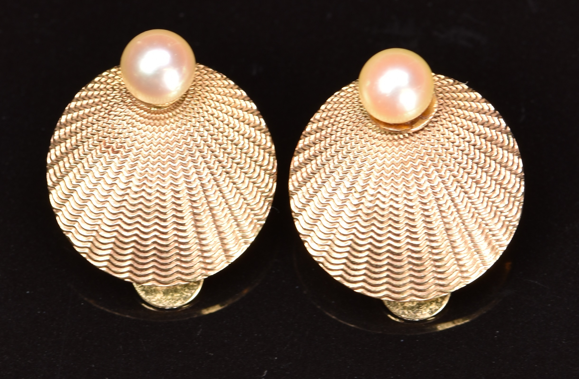 A pair of 9ct gold clip earrings in the form of a shell, each set with a pearl, 4g