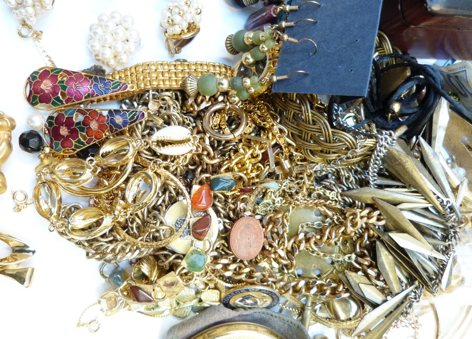 A collection of costume jewellery including watches, Japanese lacquer box, West brooch, Hollywood - Image 6 of 9