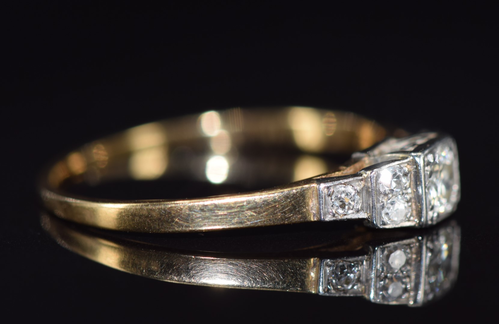 Art Deco 18ct gold ring set with seven diamonds in a tiered platinum setting, the largest diamond - Image 4 of 4