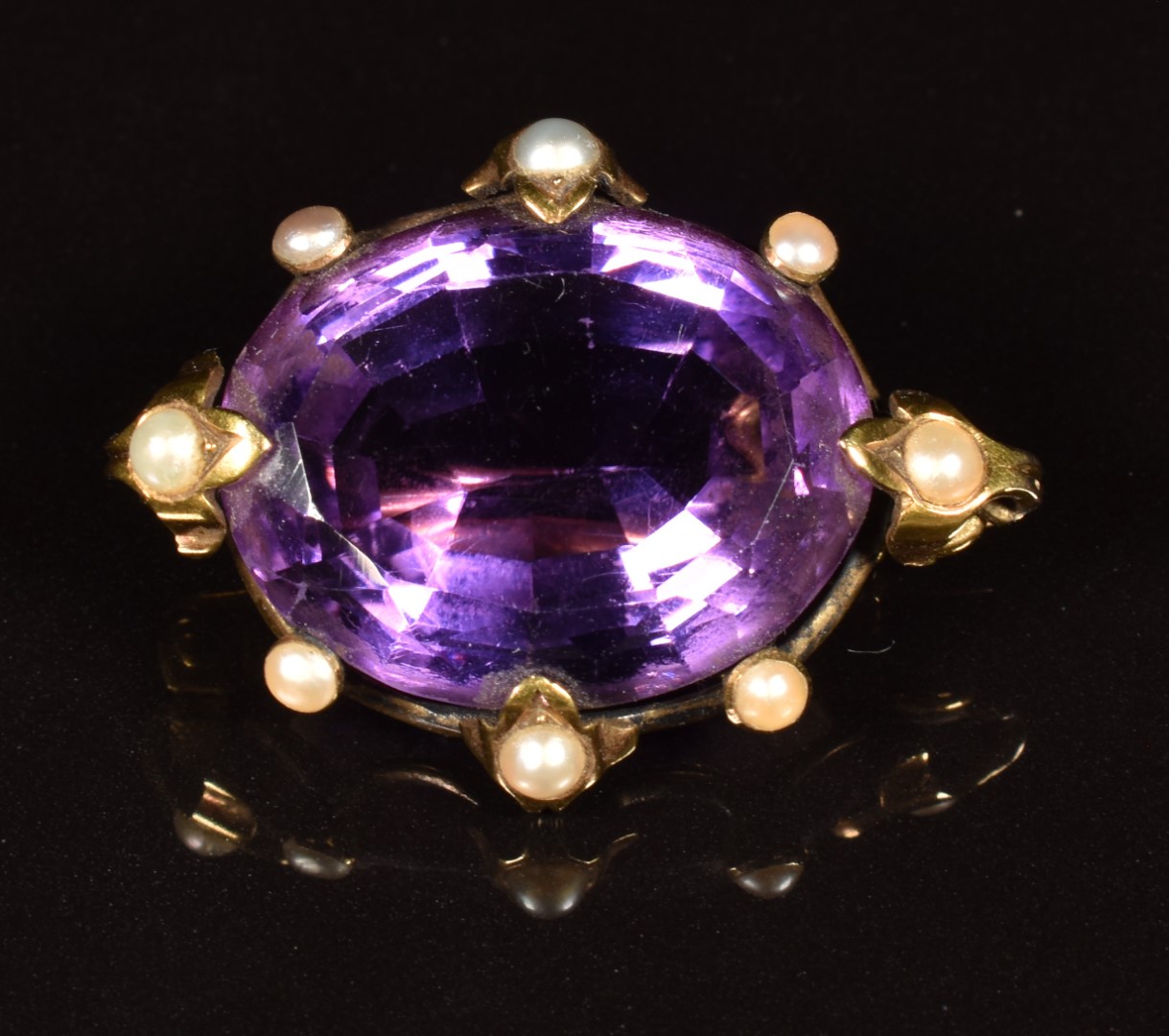 Edwardian 9ct gold brooch set with an oval cut amethyst and split pearls, 9.3g