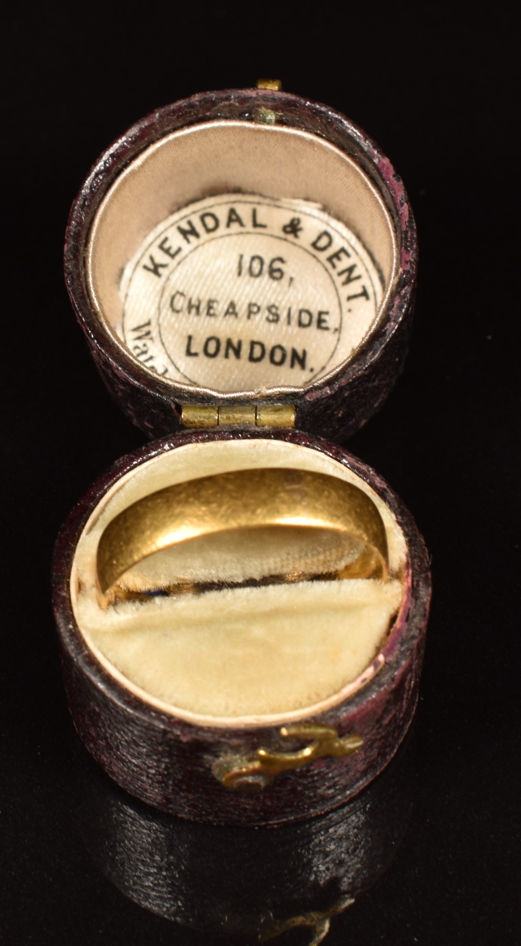 A 22ct gold wedding band / ring (3.1g, size K) in vintage box for Kendal & Dent, 106 Cheapside, - Image 4 of 4