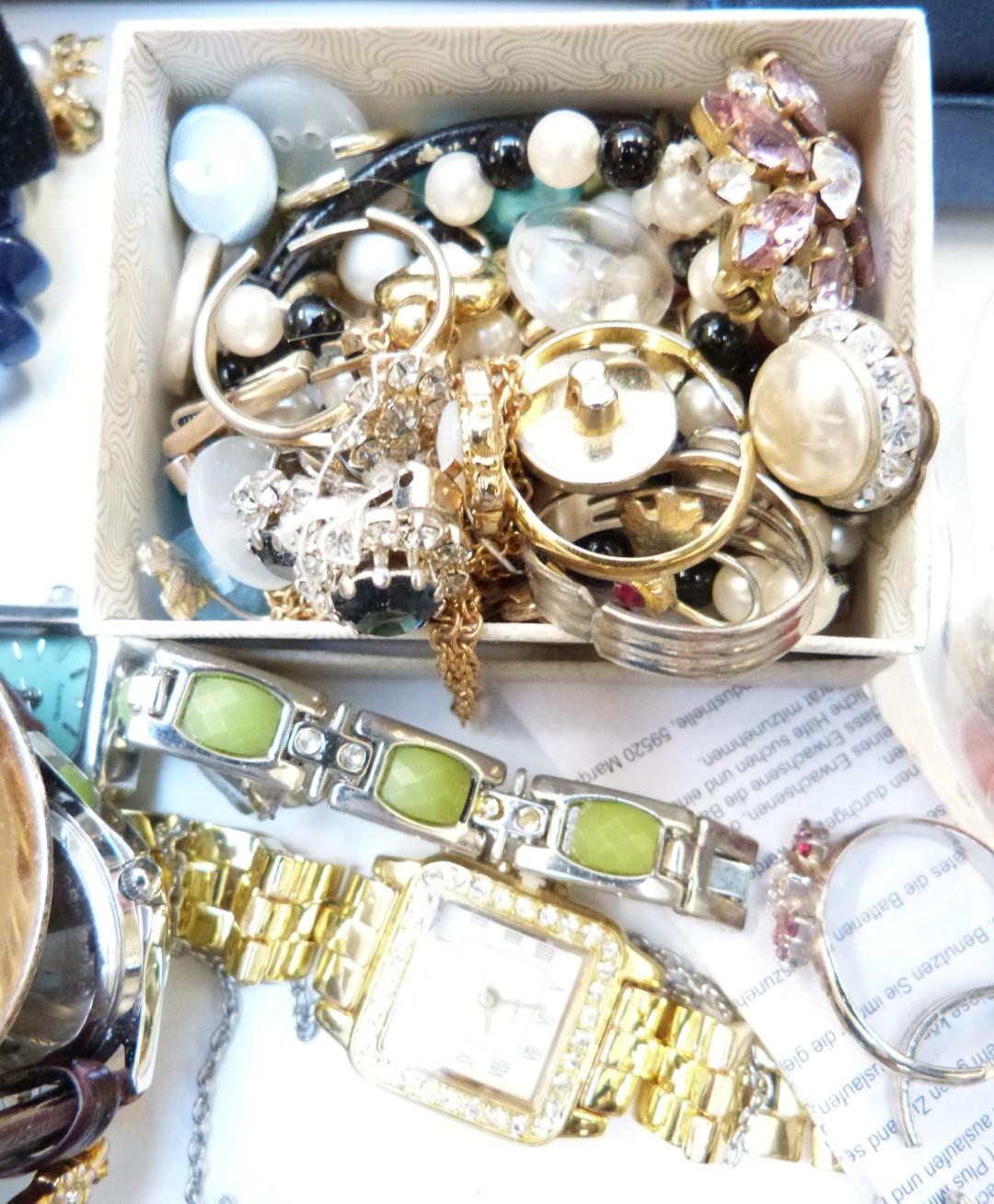 A collection of jewellery including vintage brooches, vintage earrings, beads, necklaces, etc - Image 6 of 11