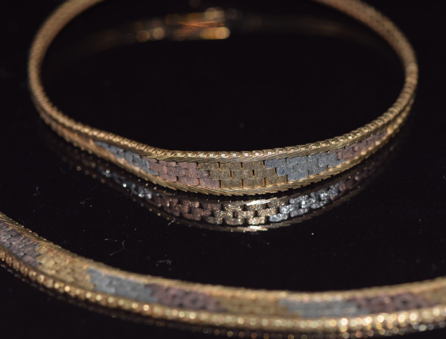 A 9ct gold tri-coloured necklace and bracelet, 24.7g - Image 2 of 2