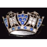 An Art Deco 18ct gold brooch in the form of a crown set with sapphires and white sapphires, 4.4g,