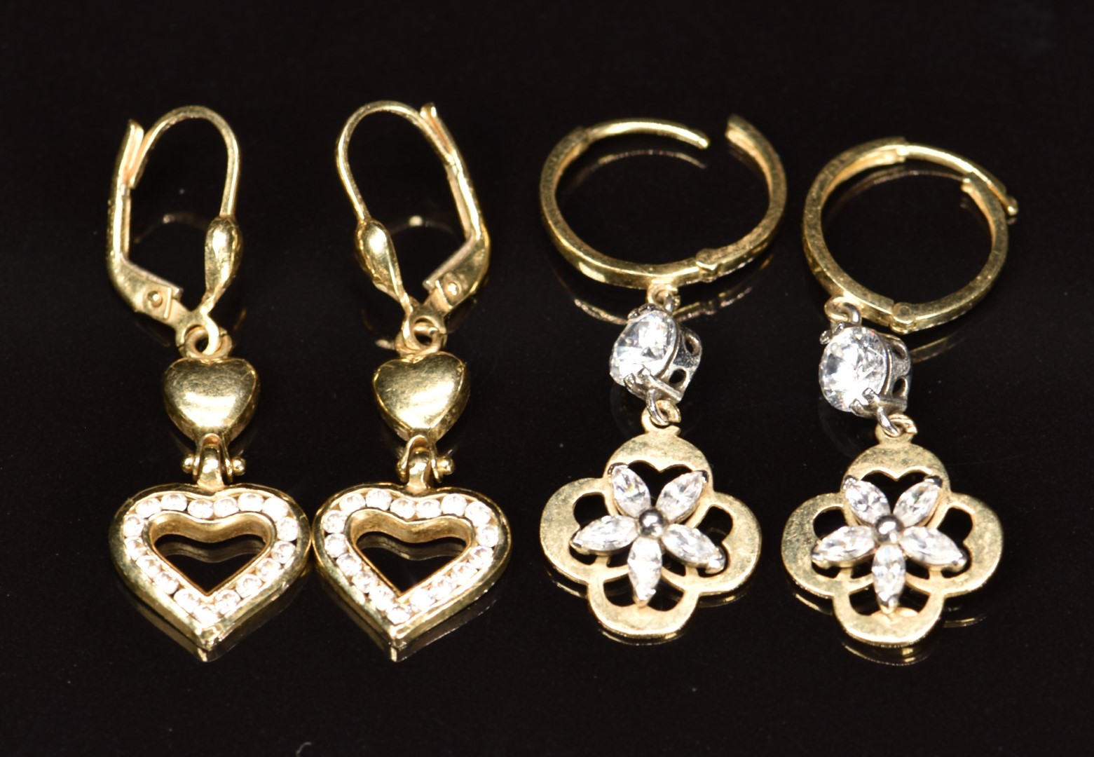 Two pairs of 14k gold earrings set with cubic zirconia, 7g