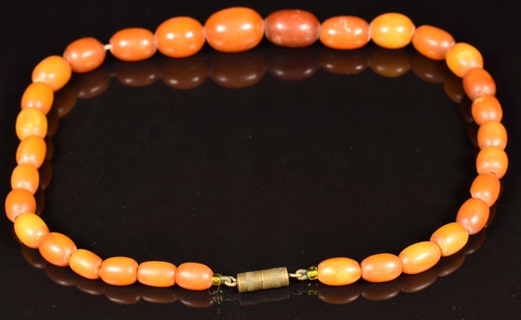 Baltic amber necklace made up of 31 oval beads, the largest bead 14 x 19mm, 21.9g - Image 2 of 2
