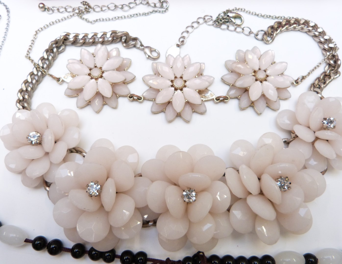 A collection of jewellery including glass beaded necklaces, sodalite necklace, faux pearls, amethyst - Image 7 of 11
