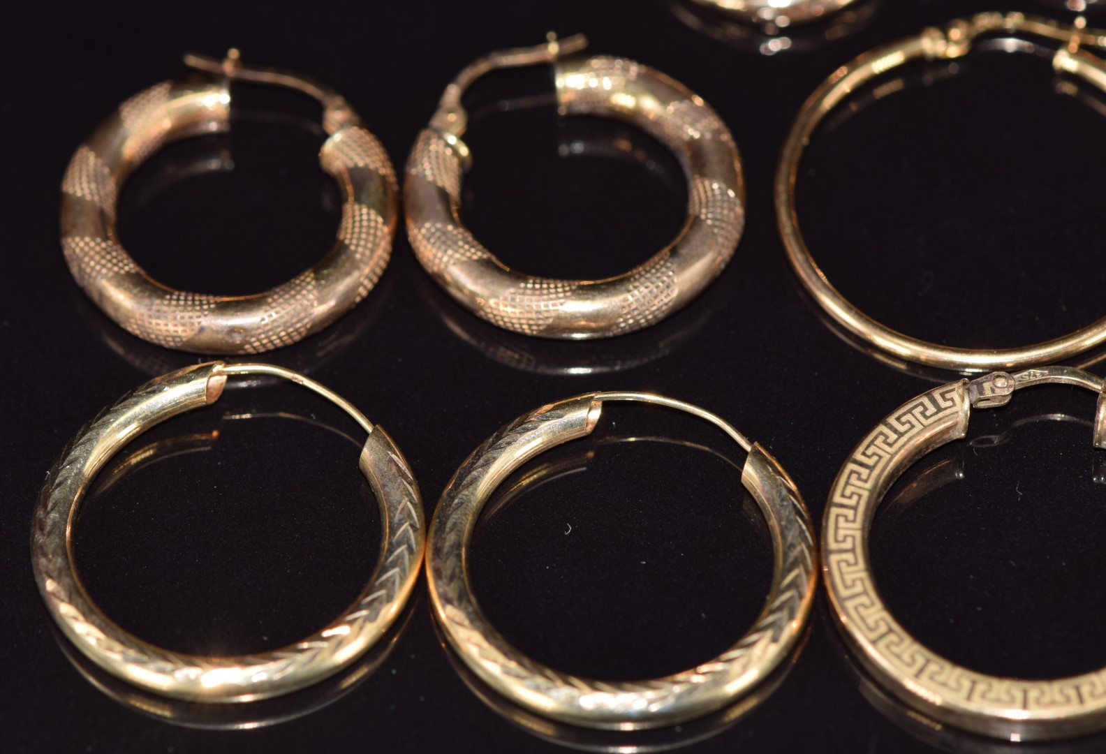 Five pairs of 9ct gold hoop earrings including Greek key design, twist and textured decoration, 9.2g - Image 3 of 3