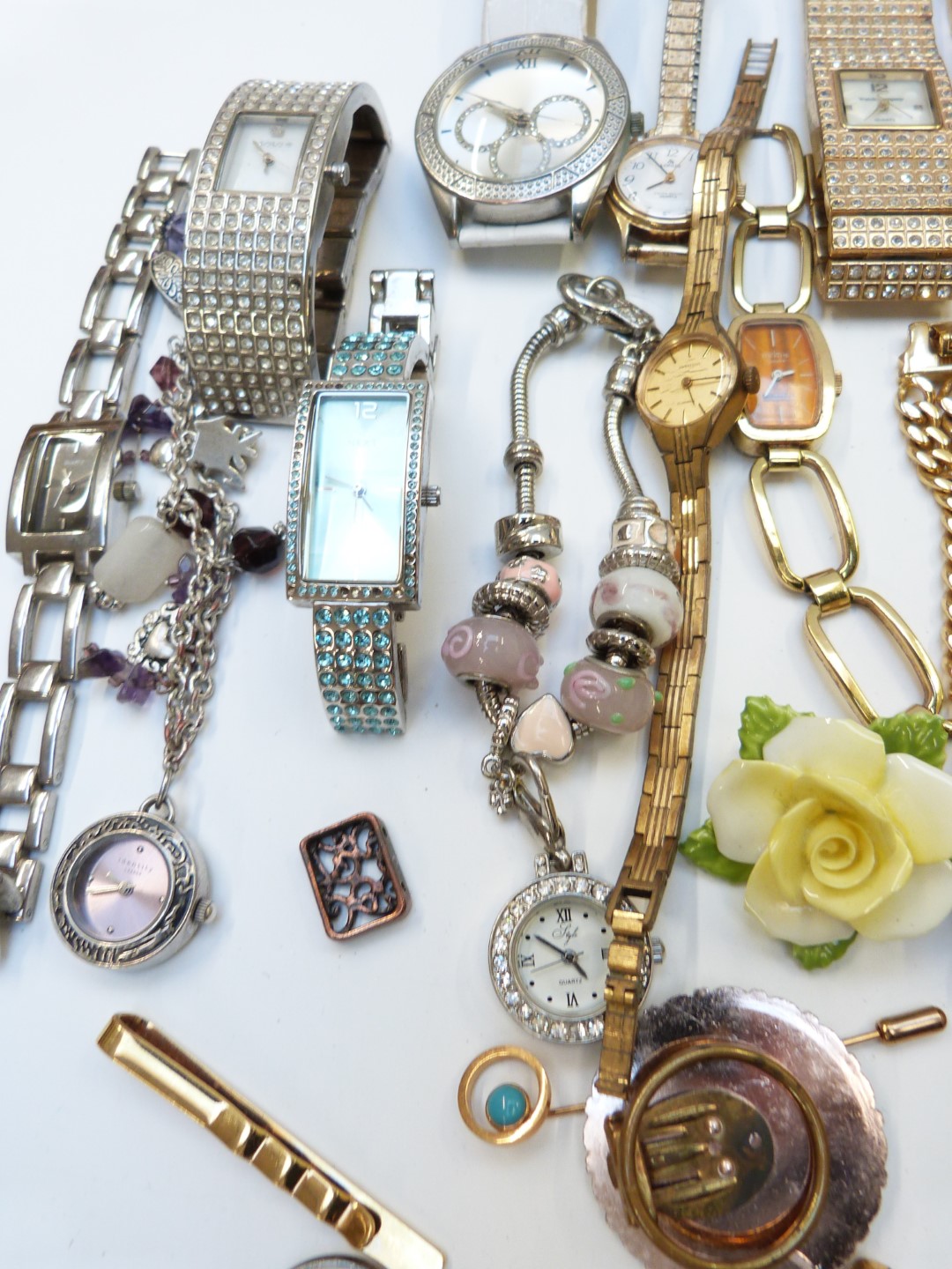 A collection of costume jewellery including Exquiste brooch, earrings, silver ring, vintage - Image 9 of 10
