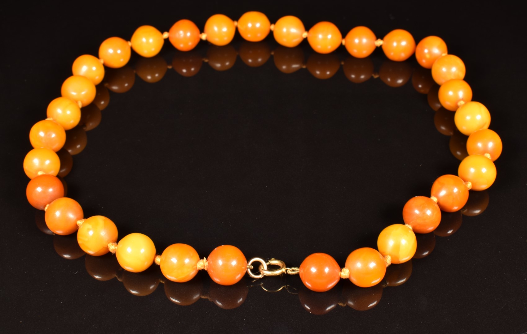 Baltic amber necklace made up of 31 beads, each approximately 15mm, 44g - Image 2 of 2