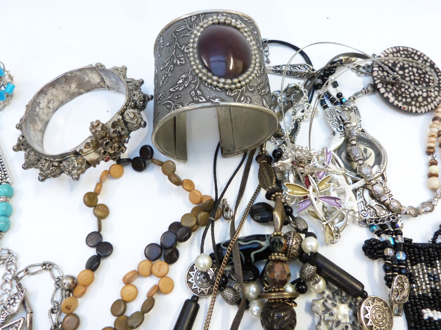 A collection of costume jewellery including necklaces, earrings, bangles, etc - Image 4 of 9