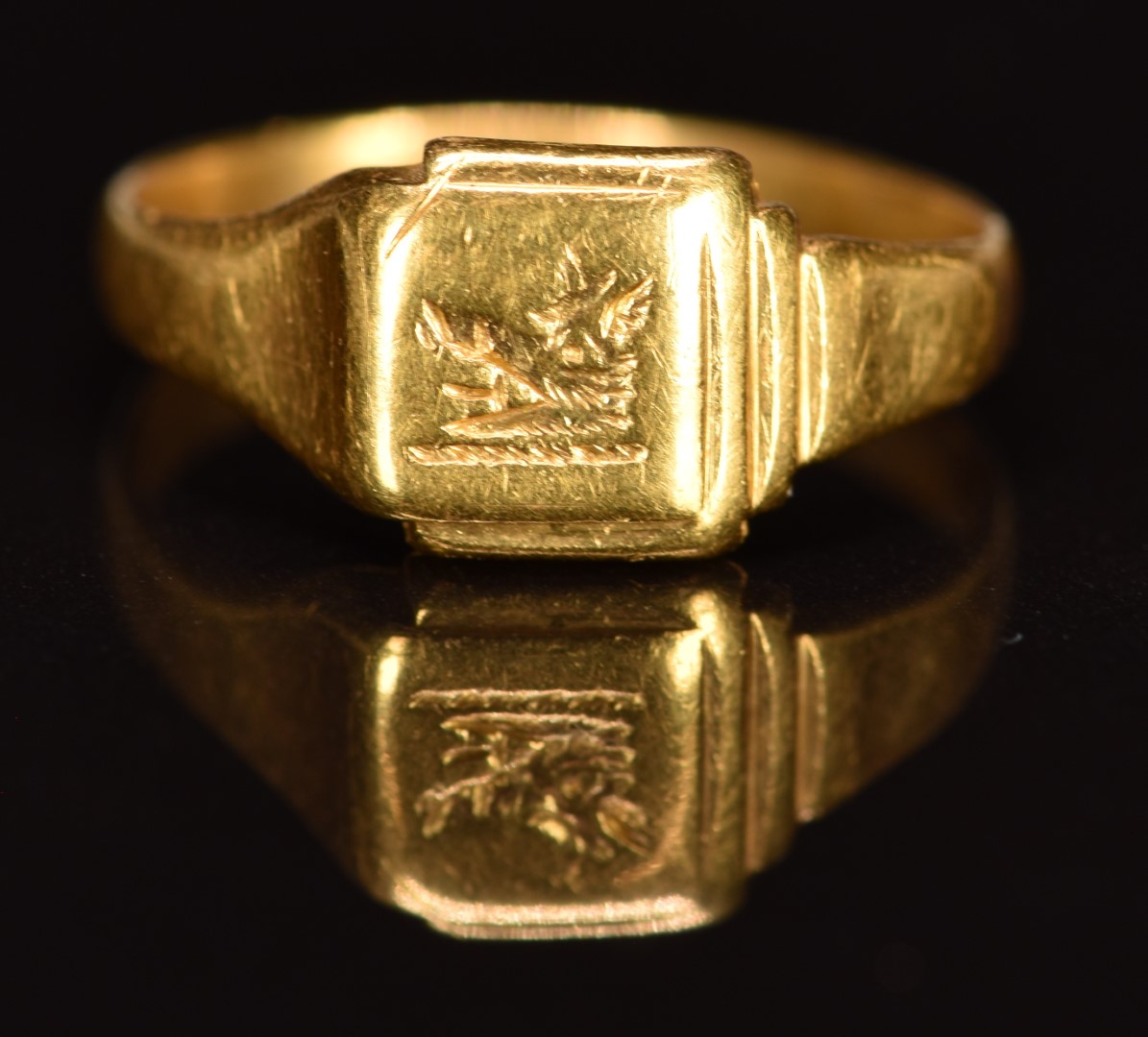 An 18ct gold signet ring engraved with a wolf's head, 4.0g, size K