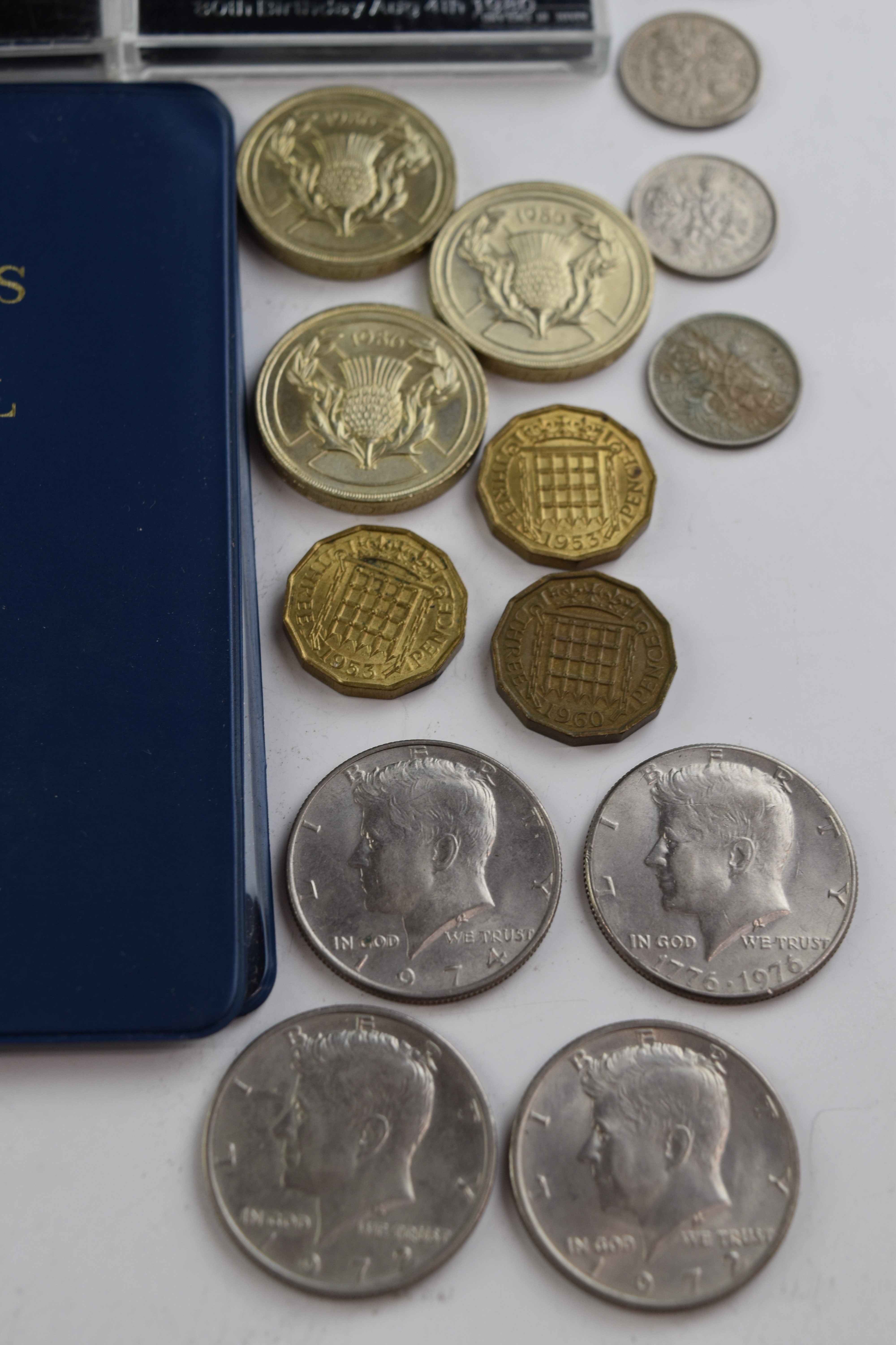 Vintage cash box containing modern crowns, £2 coins, Kennedy half dollars and approximately 41g of - Image 6 of 7