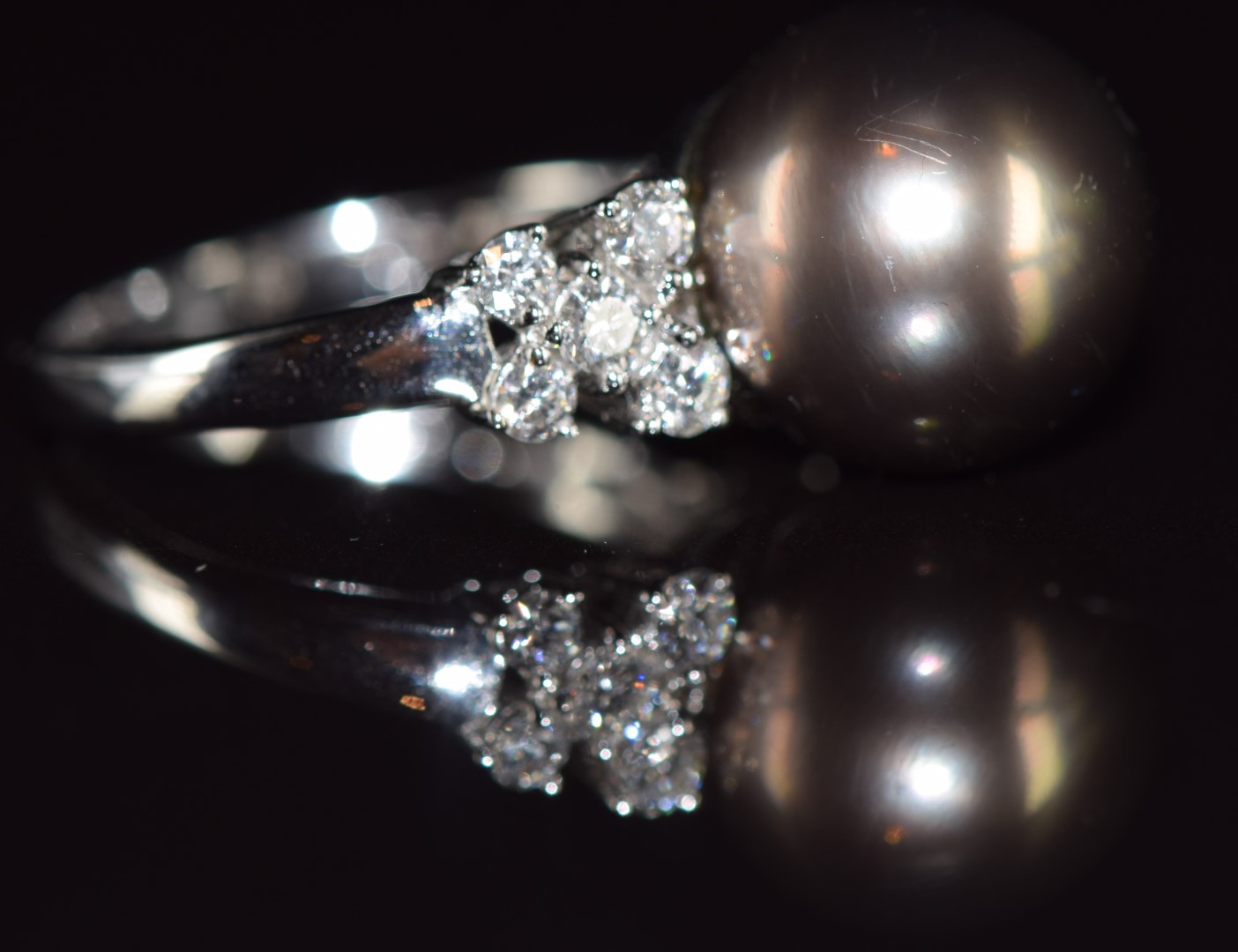 An 18ct white gold ring set with a 14ct black South Sea pearl, and with five diamonds to each - Image 2 of 4