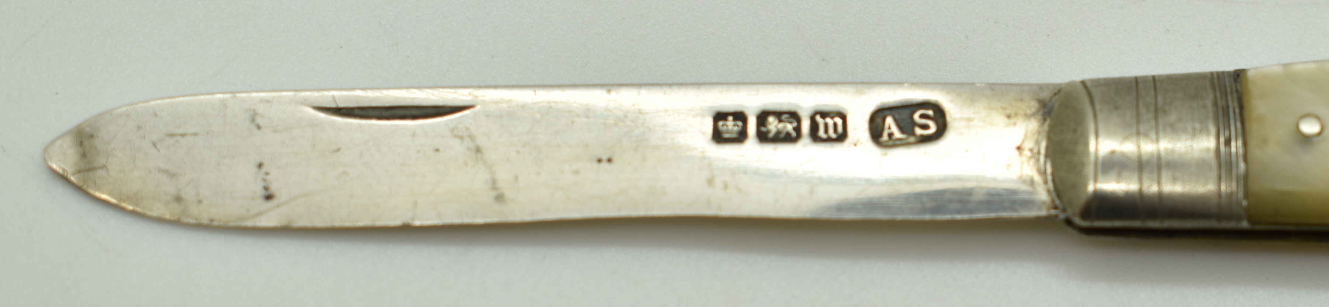 Seven Victorian and later hallmarked silver bladed mother of pearl folding fruit knives, length of - Image 7 of 9