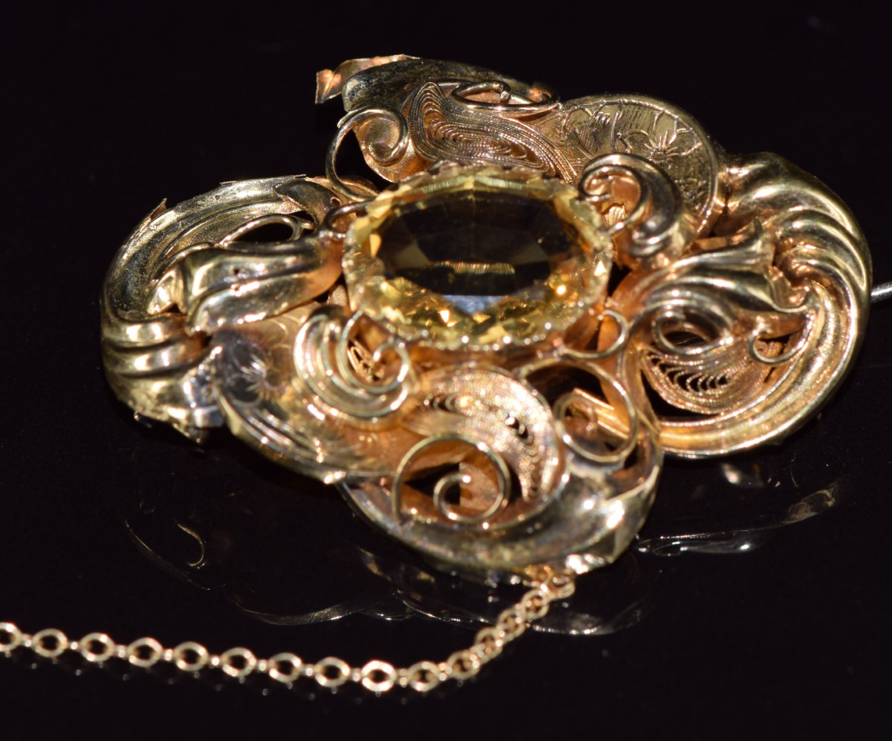 Victorian filigree brooch set with an oval cut citrine, 7.1g