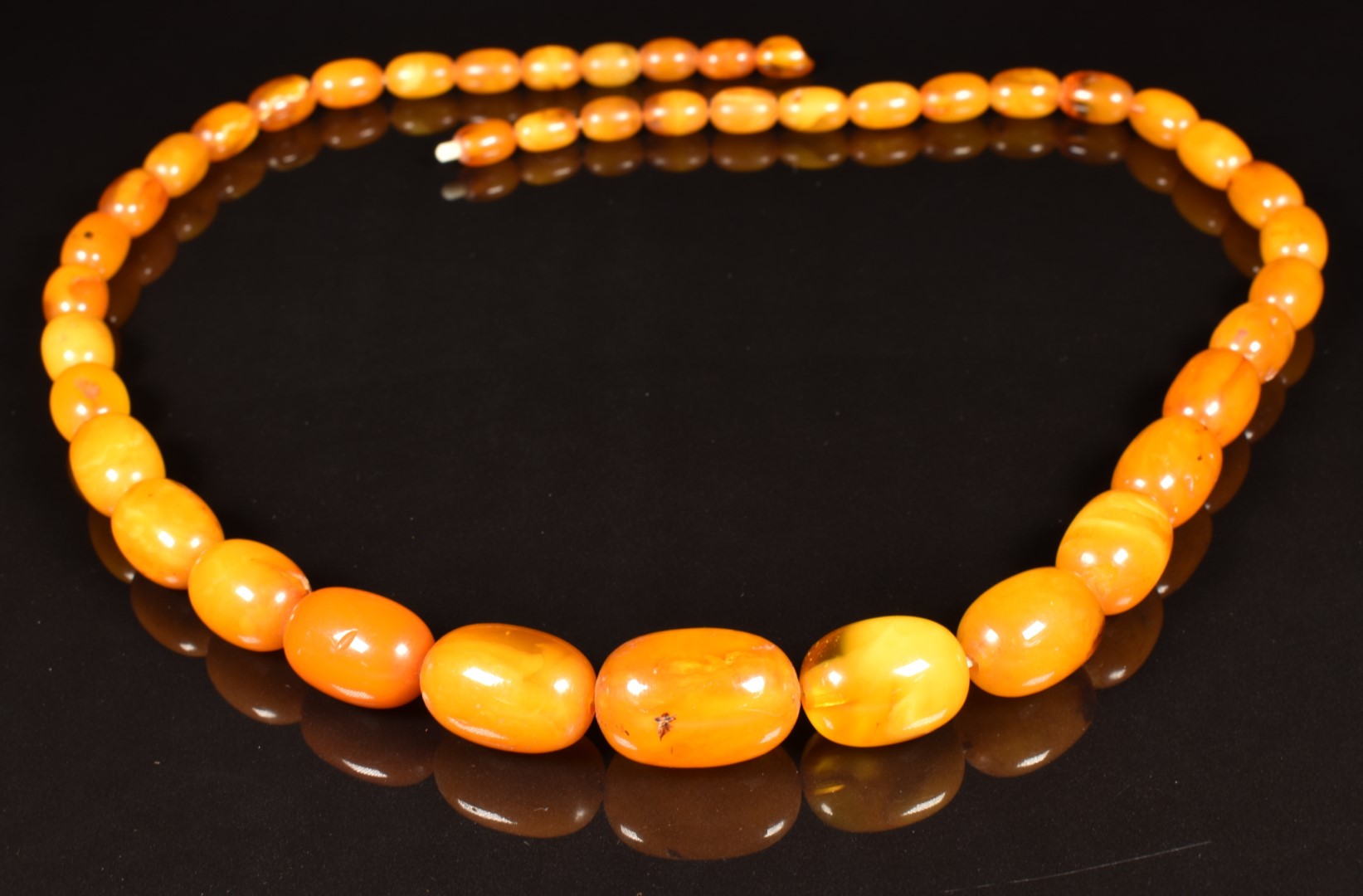 Baltic amber necklace made up of 41 oval beads, the largest 24 x 17mm, 48g
