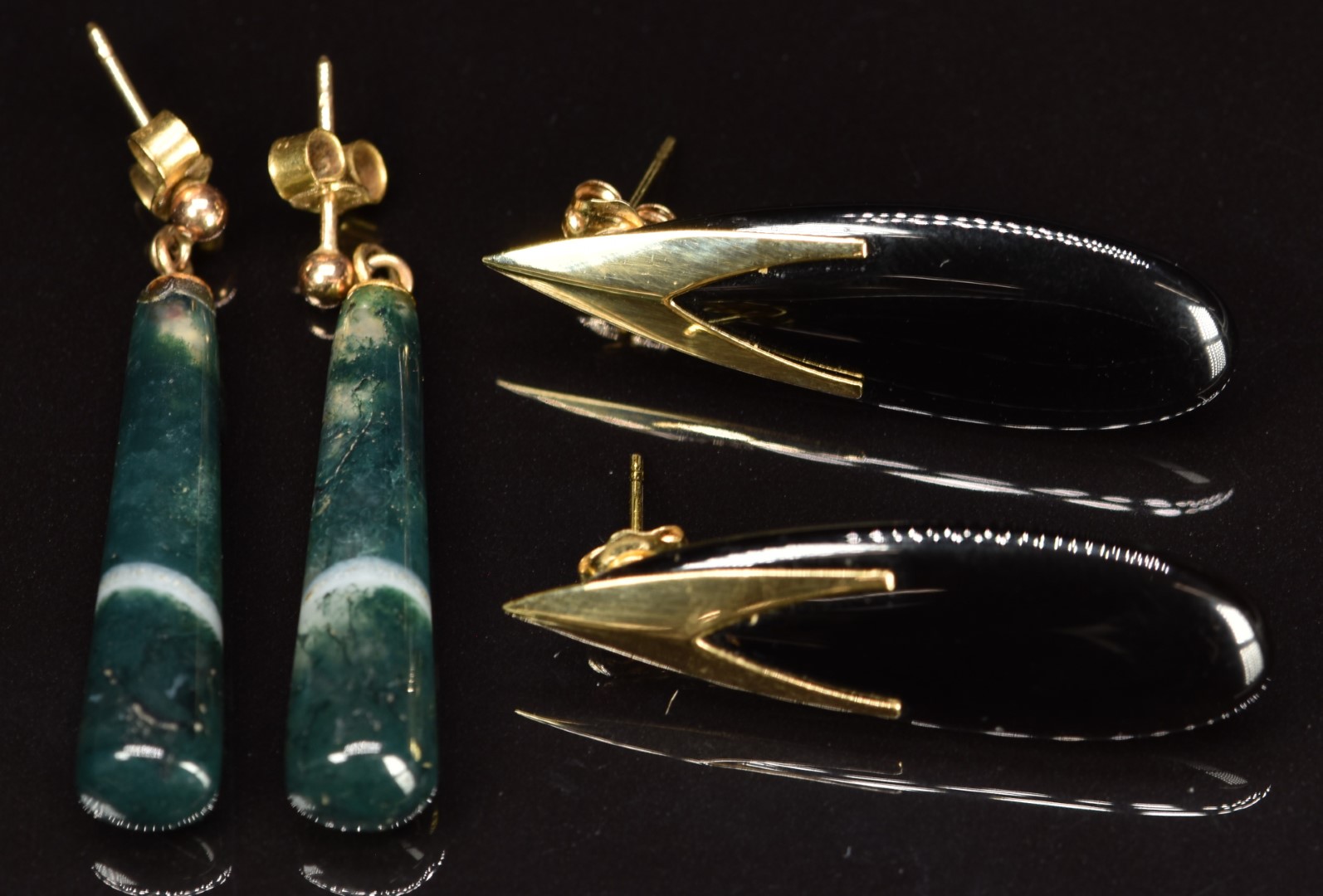 A pair of 14k gold earrings set with onyx and a pair of 9ct gold earrings set with moss agate - Image 2 of 3