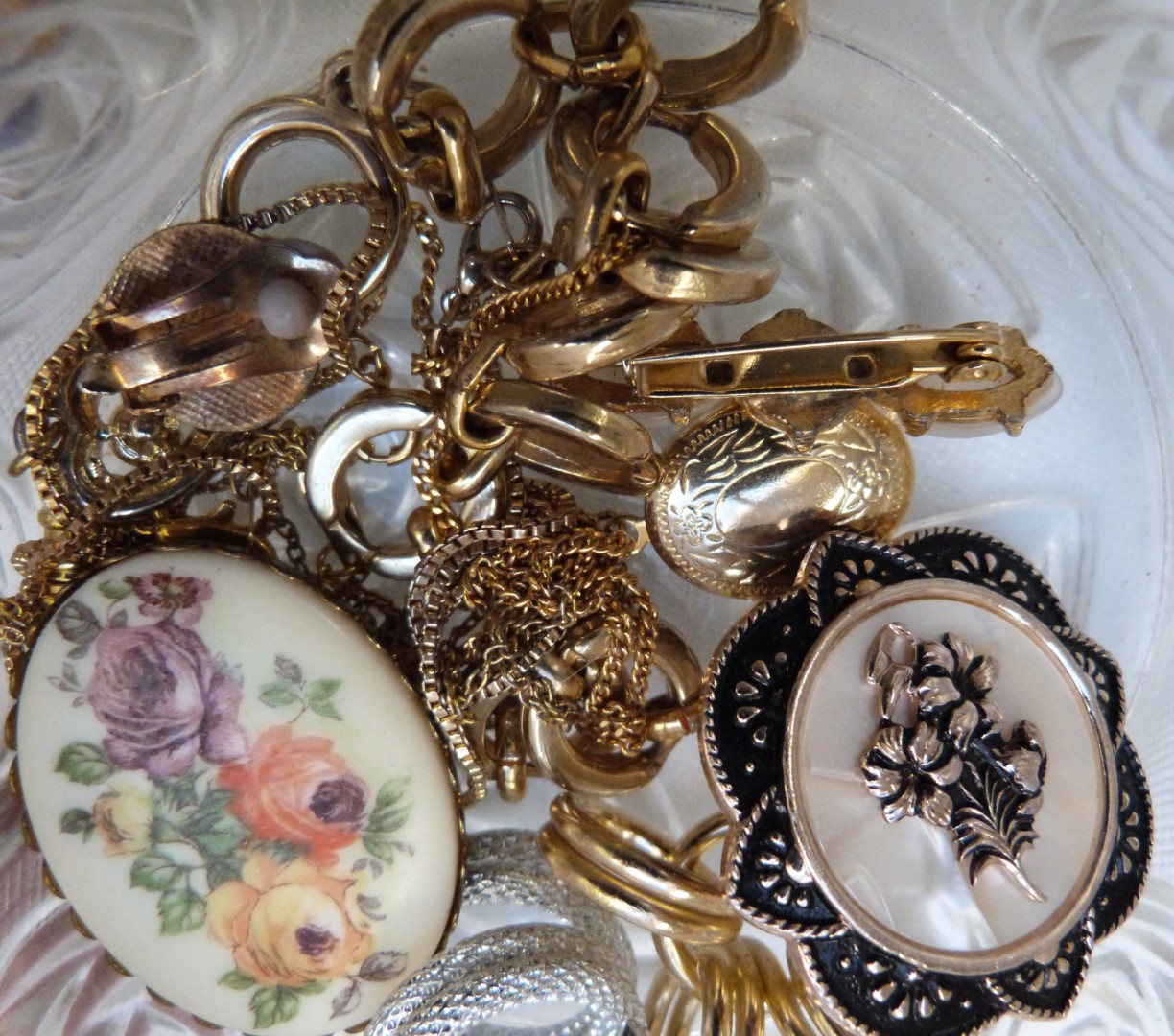 A collection of jewellery including vintage brooches, vintage earrings, beads, necklaces, etc - Image 10 of 11