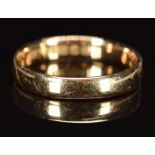 A 9ct gold wedding band / ring, 2.6g, size P