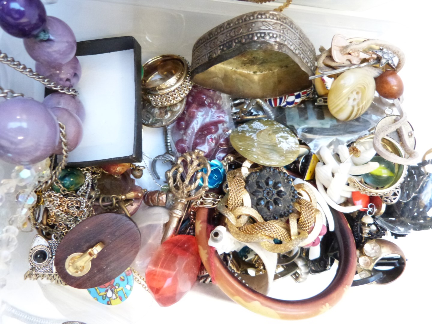 A collection of jewellery including a large collection of chains, brooches, vintage earrings, - Image 5 of 7