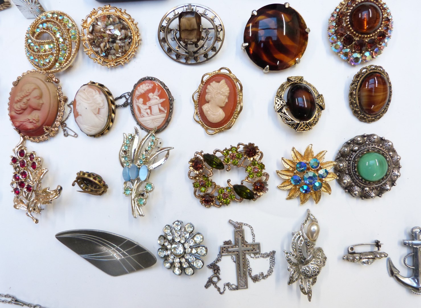 A collection of jewellery including vintage brooches, Hollywood clip, Corocraft brooch, Trifari - Image 3 of 10