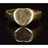 A 9ct gold heart shaped signet ring, 1.6g, size I