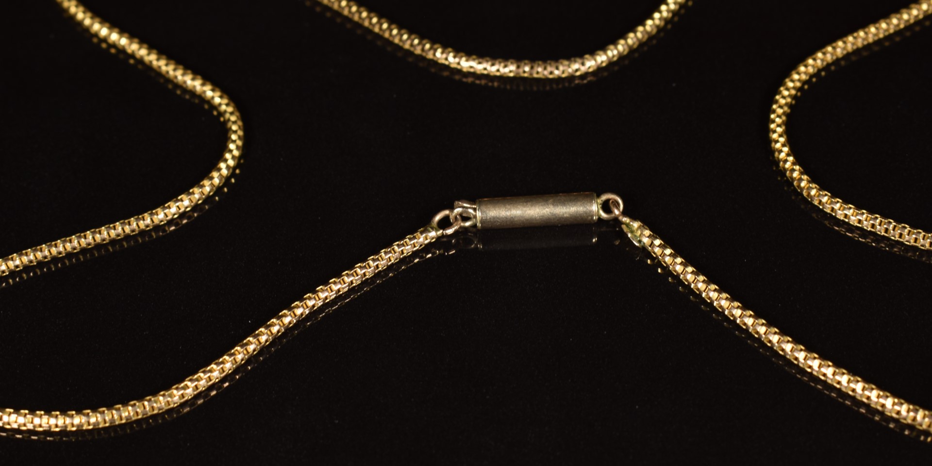 A c1915 9ct gold chain with barrel clasp, length 43cm, 3.9g - Image 3 of 3
