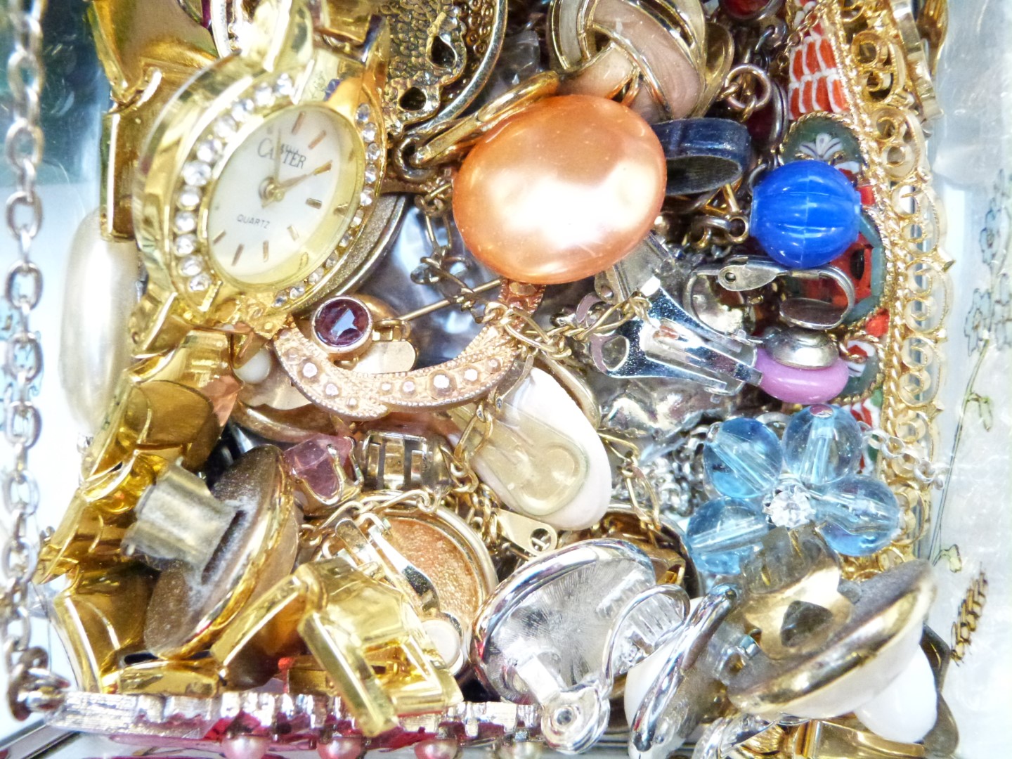 A collection of jewellery including vintage brooches, vintage earrings, beads, necklaces, etc - Image 9 of 11