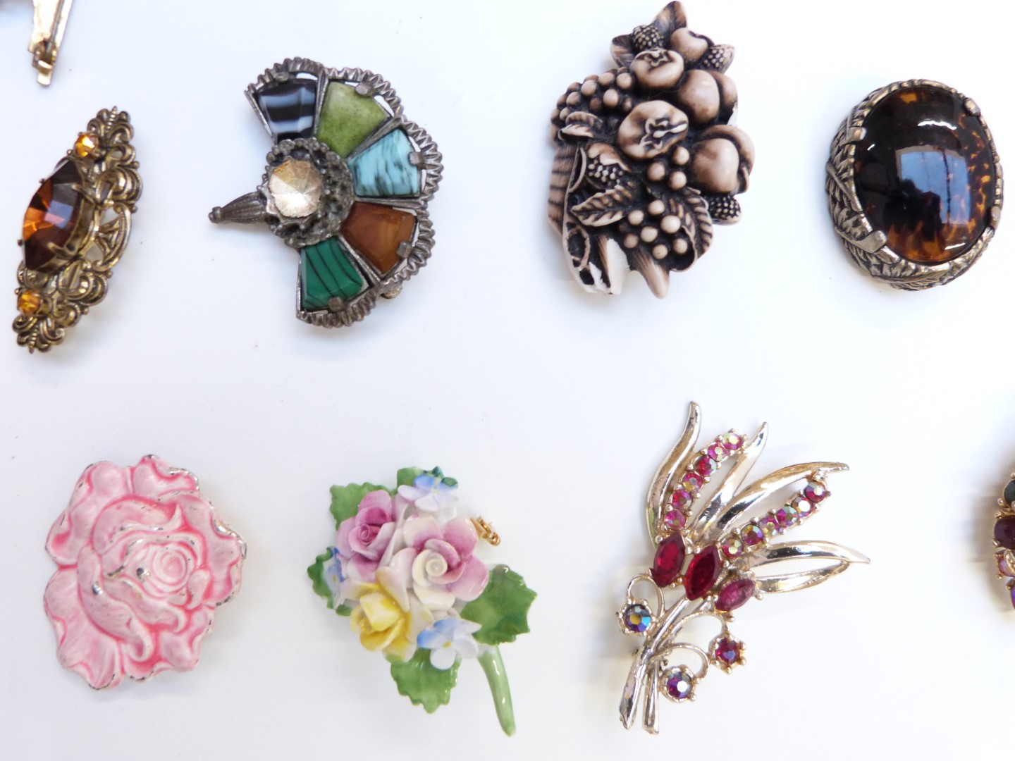A collection of brooches including 1950's, micro mosaic, silver set with agate, filigree, dog, - Image 10 of 11