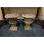 A small pair of white marble pedestal urns, 31cm high.