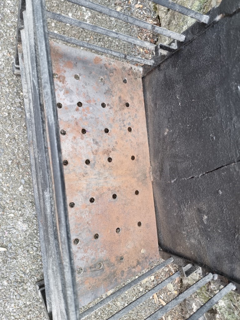 A cast iron fire grate, 51cm wide. - Image 2 of 2