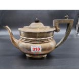A silver teapot, by Fordham & Faulkner, Sheffield 1913, gross weight 554g.
