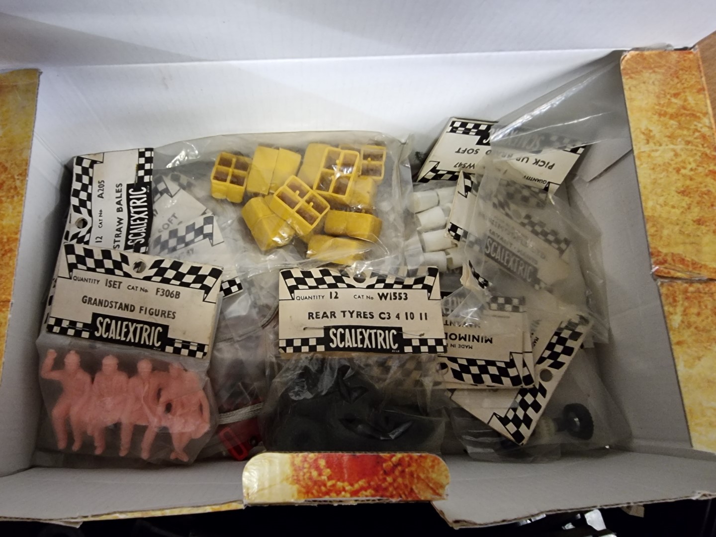 Scalextric: a vintage Scalextric set, comprising: seven cars, to include Javelin C4-10; Mini - Image 10 of 10