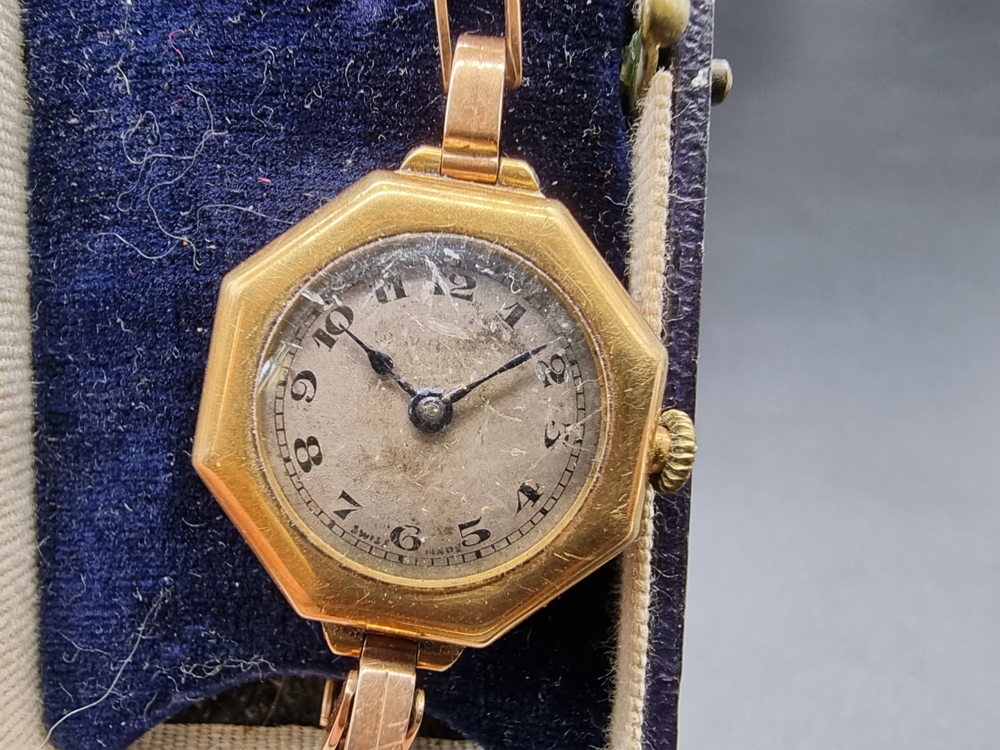 A vintage '18c' gold ladies wristwatch, by J W Benson, on yellow metal expanding bracelet - Bild 2 aus 3