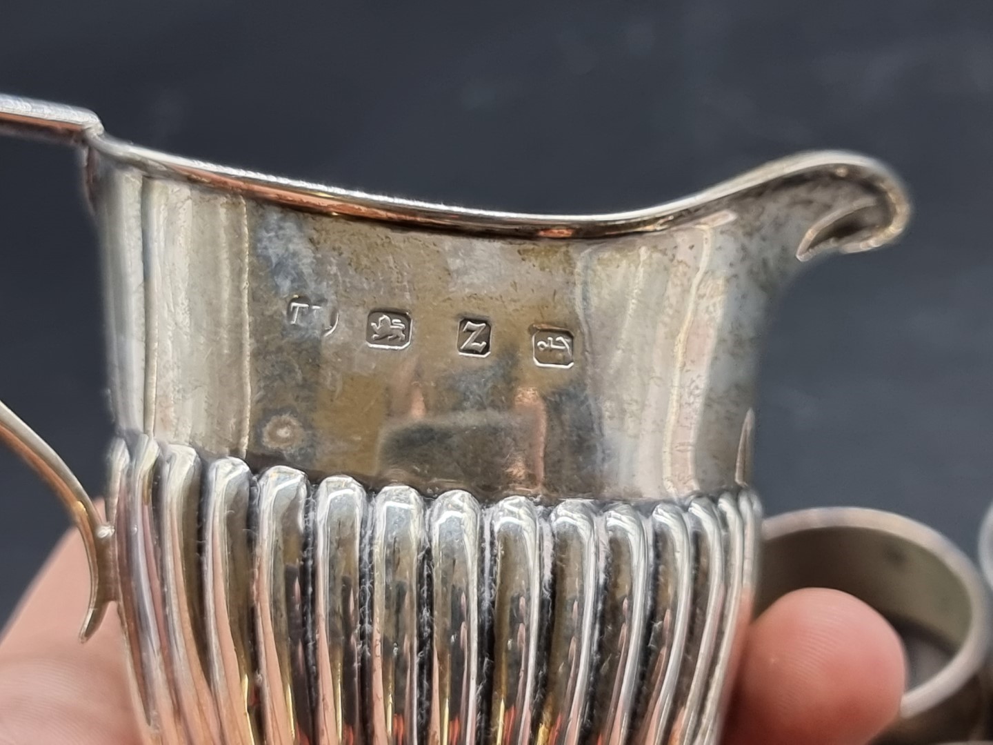 A mixed group of silver, comprising: a cream jug; two caddy spoons; a novelty golf club teaspoon; - Image 2 of 2