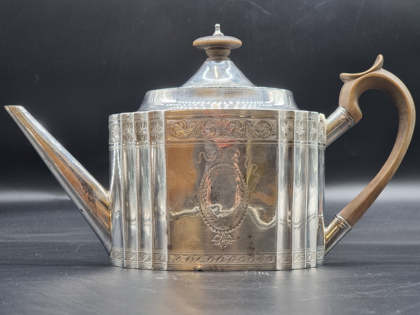 An Irish George III silver teapot, 512g all in, 17.5cm high.